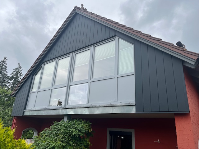 https://spenglerei-stang.de/wp-content/uploads/2015/05/Fassade-Prefa-P10-antrazith.jpg