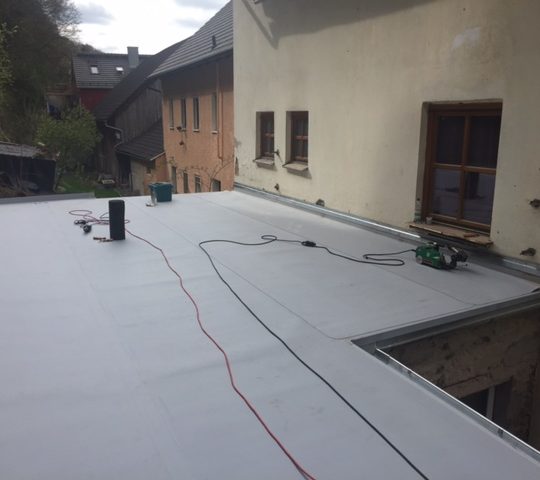 https://spenglerei-stang.de/wp-content/uploads/2018/03/Flachdach-Sanierung-1-540x480.jpg