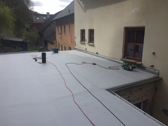 https://spenglerei-stang.de/wp-content/uploads/2018/03/Flachdach-Sanierung-1.jpg