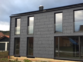 https://spenglerei-stang.de/wp-content/uploads/2018/03/Prefa-FX.-12-Fassade-Steingrau-3.jpg