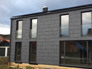 https://spenglerei-stang.de/wp-content/uploads/2018/03/Prefa-FX.-12-Fassade-Steingrau-5.jpg