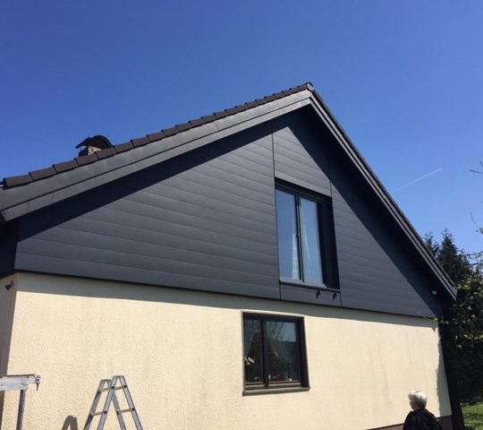 https://spenglerei-stang.de/wp-content/uploads/2018/03/Prefa-Fassade-Anthrazit-Sindings-2-540x480.jpg