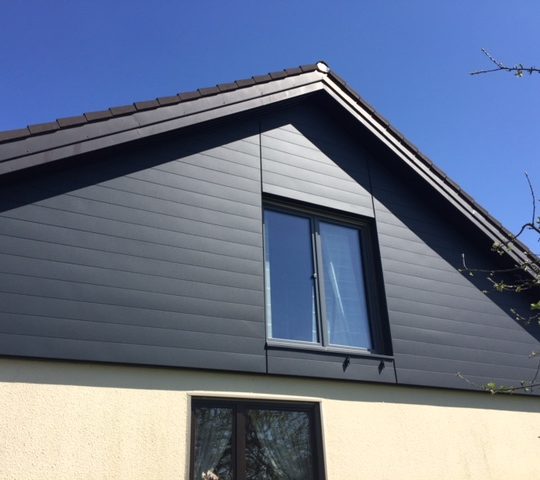 https://spenglerei-stang.de/wp-content/uploads/2018/03/Prefa-Fassade-Anthrazit-Sindings-3-540x480.jpg
