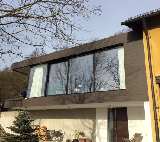 https://spenglerei-stang.de/wp-content/uploads/2018/03/Prefa-Fassade-Braun-Sindings-1-540x480.jpg