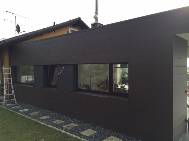 https://spenglerei-stang.de/wp-content/uploads/2018/03/Prefa-Fassade-Braun-Sindings-3.jpg